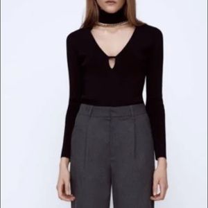 NWT* Zara V-Neck long sleeve sweater with choker gold chain.